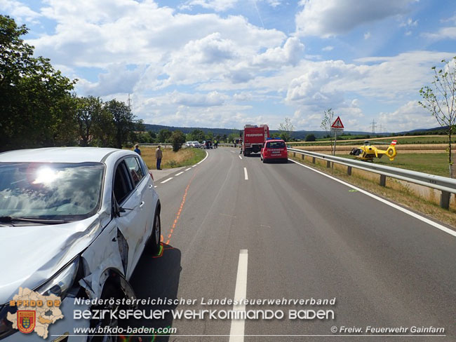 20210716 Verkehrsunfall auf der B212 bei Gainfarn  Foto: © Freiwillige Feuerwehr Gainfarn