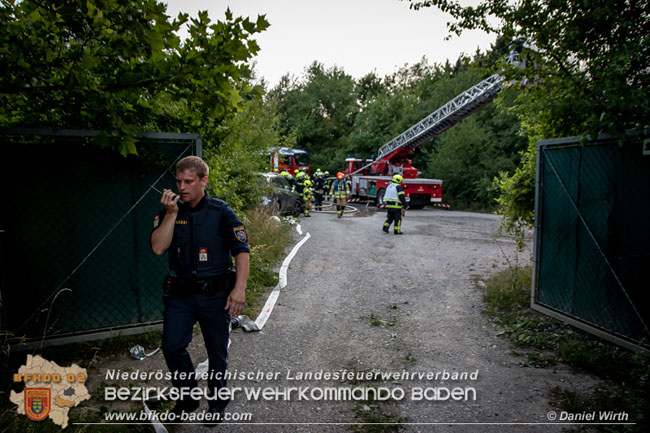 20210723 Feuerwehr-Großeinsatz bei Brand einer Halle in Kottingbrunn Foto: © Daniel Wirth 20210723 Feuerwehr-Großeinsatz bei Brand einer Halle in Kottingbrunn Foto: © Daniel Wirth