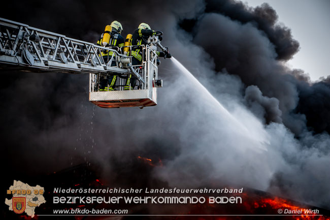 20210723 Feuerwehr-Großeinsatz bei Brand einer Halle in Kottingbrunn Foto: © Daniel Wirth 20210723 Feuerwehr-Großeinsatz bei Brand einer Halle in Kottingbrunn Foto: © Daniel Wirth