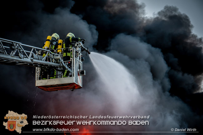20210723 Feuerwehr-Großeinsatz bei Brand einer Halle in Kottingbrunn Foto: © Daniel Wirth 20210723 Feuerwehr-Großeinsatz bei Brand einer Halle in Kottingbrunn Foto: © Daniel Wirth