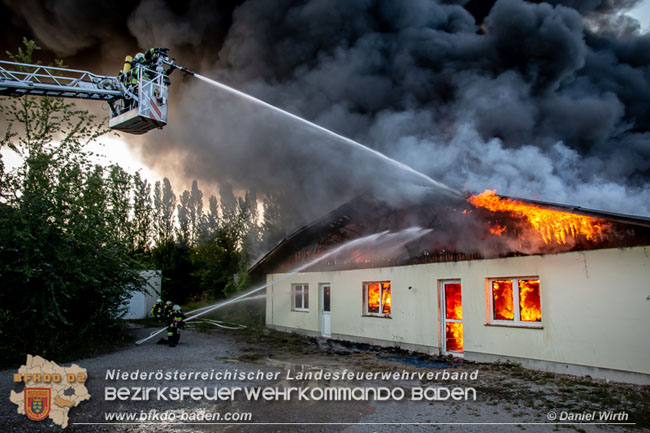 20210723 Feuerwehr-Großeinsatz bei Brand einer Halle in Kottingbrunn Foto: © Daniel Wirth 20210723 Feuerwehr-Großeinsatz bei Brand einer Halle in Kottingbrunn Foto: © Daniel Wirth