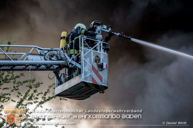 20210723 Feuerwehr-Großeinsatz bei Brand einer Halle in Kottingbrunn Foto: © Daniel Wirth 20210723 Feuerwehr-Großeinsatz bei Brand einer Halle in Kottingbrunn Foto: © Daniel Wirth