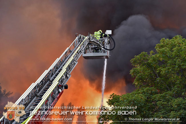 20210723 Feuerwehr-Großeinsatz bei Brand einer Halle in Kottingbrunn Foto: © Thomas Lenger Monatsrevue.at 20210723 Feuerwehr-Großeinsatz bei Brand einer Halle in Kottingbrunn Foto: © Thomas Lenger Monatsrevue.at
