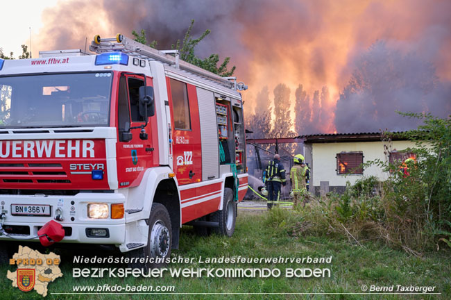 20210723 Feuerwehr-Großeinsatz bei Brand einer Halle in Kottingbrunn Foto: © Bernd Taxberger 20210723 Feuerwehr-Großeinsatz bei Brand einer Halle in Kottingbrunn Foto: © Bernd Taxberger