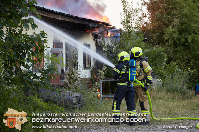 20210723 Feuerwehr-Großeinsatz bei Brand einer Halle in Kottingbrunn Foto: © Bernd Taxberger 20210723 Feuerwehr-Großeinsatz bei Brand einer Halle in Kottingbrunn Foto: © Bernd Taxberger