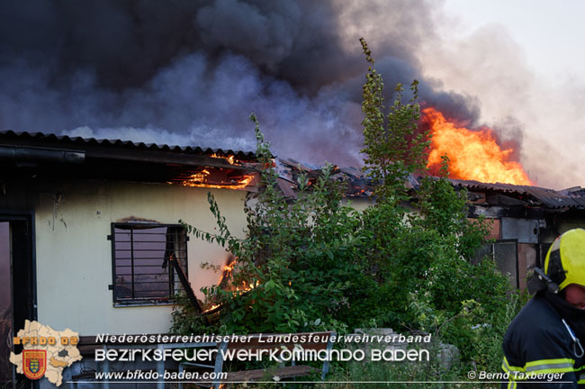 20210723 Feuerwehr-Großeinsatz bei Brand einer Halle in Kottingbrunn Foto: © Bernd Taxberger 20210723 Feuerwehr-Großeinsatz bei Brand einer Halle in Kottingbrunn Foto: © Bernd Taxberger
