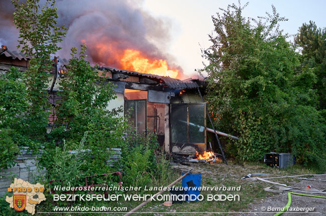 20210723 Feuerwehr-Großeinsatz bei Brand einer Halle in Kottingbrunn Foto: © Bernd Taxberger 20210723 Feuerwehr-Großeinsatz bei Brand einer Halle in Kottingbrunn Foto: © Bernd Taxberger