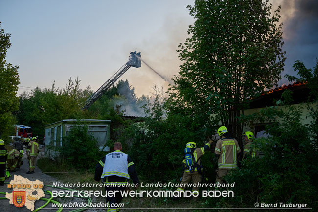 20210723 Feuerwehr-Großeinsatz bei Brand einer Halle in Kottingbrunn Foto: © Bernd Taxberger 20210723 Feuerwehr-Großeinsatz bei Brand einer Halle in Kottingbrunn Foto: © Bernd Taxberger