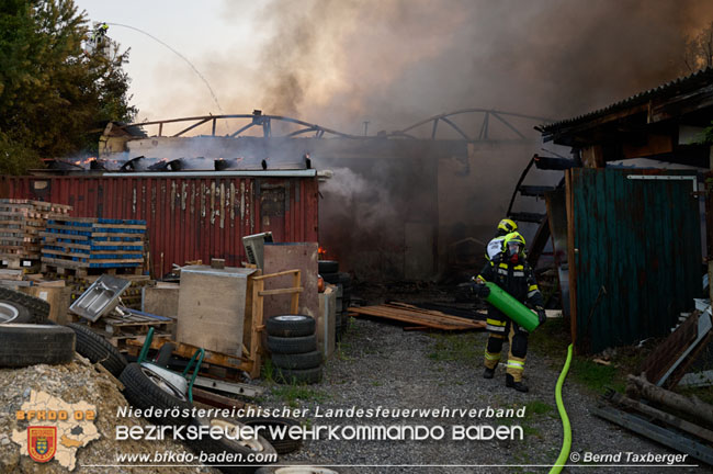 20210723 Feuerwehr-Großeinsatz bei Brand einer Halle in Kottingbrunn Foto: © Bernd Taxberger 20210723 Feuerwehr-Großeinsatz bei Brand einer Halle in Kottingbrunn Foto: © Bernd Taxberger