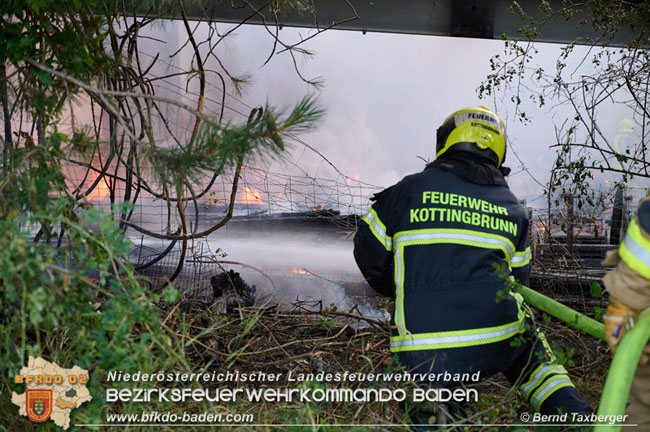 20210723 Feuerwehr-Großeinsatz bei Brand einer Halle in Kottingbrunn Foto: © Bernd Taxberger 20210723 Feuerwehr-Großeinsatz bei Brand einer Halle in Kottingbrunn Foto: © Bernd Taxberger