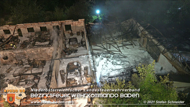 20210723 Feuerwehr-Großeinsatz bei Brand einer Halle in Kottingbrunn Foto: © Stefan Schneider 20210723 Feuerwehr-Großeinsatz bei Brand einer Halle in Kottingbrunn Foto: © Stefan Schneider