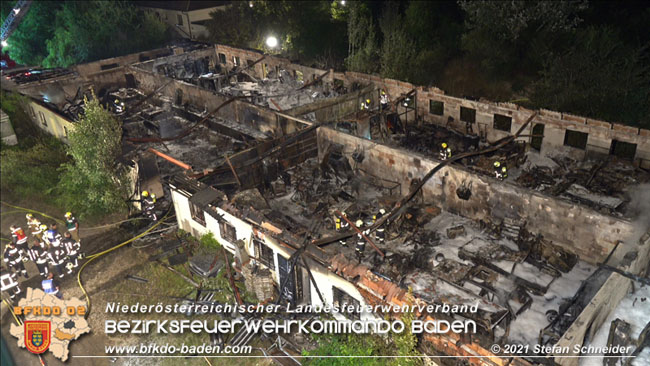 20210723 Feuerwehr-Großeinsatz bei Brand einer Halle in Kottingbrunn Foto: © Stefan Schneider 20210723 Feuerwehr-Großeinsatz bei Brand einer Halle in Kottingbrunn Foto: © Stefan Schneider