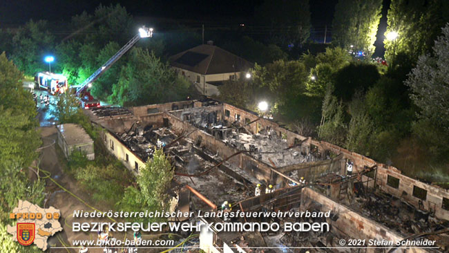 20210723 Feuerwehr-Großeinsatz bei Brand einer Halle in Kottingbrunn Foto: © Stefan Schneider 20210723 Feuerwehr-Großeinsatz bei Brand einer Halle in Kottingbrunn Foto: © Stefan Schneider