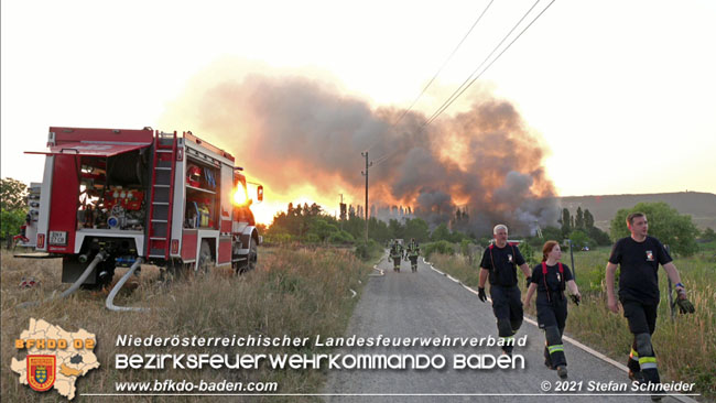 20210723 Feuerwehr-Großeinsatz bei Brand einer Halle in Kottingbrunn Foto: © Stefan Schneider 20210723 Feuerwehr-Großeinsatz bei Brand einer Halle in Kottingbrunn Foto: © Stefan Schneider