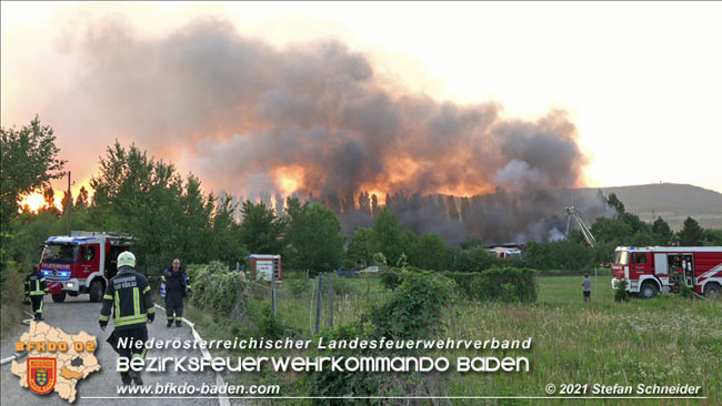20210723 Feuerwehr-Großeinsatz bei Brand einer Halle in Kottingbrunn Foto: © Stefan Schneider 20210723 Feuerwehr-Großeinsatz bei Brand einer Halle in Kottingbrunn Foto: © Stefan Schneider