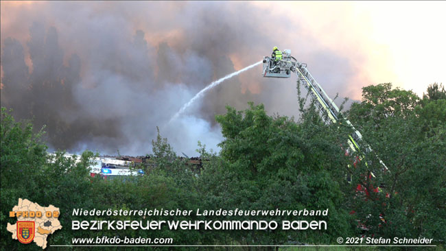 20210723 Feuerwehr-Großeinsatz bei Brand einer Halle in Kottingbrunn Foto: © Stefan Schneider 20210723 Feuerwehr-Großeinsatz bei Brand einer Halle in Kottingbrunn Foto: © Stefan Schneider