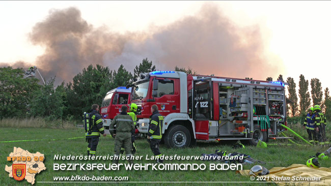 20210723 Feuerwehr-Großeinsatz bei Brand einer Halle in Kottingbrunn Foto: © Stefan Schneider 20210723 Feuerwehr-Großeinsatz bei Brand einer Halle in Kottingbrunn Foto: © Stefan Schneider