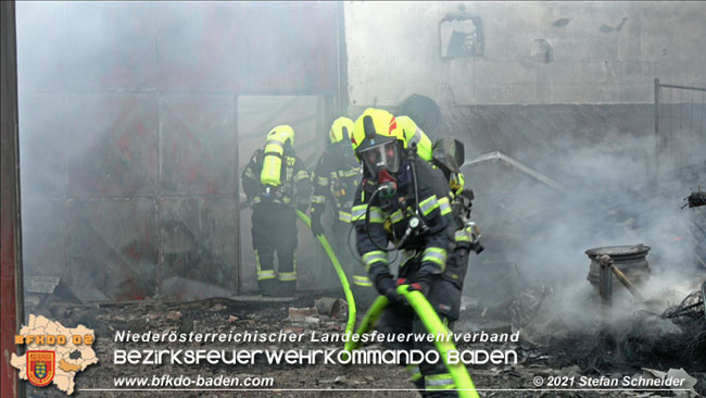 20210723 Feuerwehr-Großeinsatz bei Brand einer Halle in Kottingbrunn Foto: © Stefan Schneider 20210723 Feuerwehr-Großeinsatz bei Brand einer Halle in Kottingbrunn Foto: © Stefan Schneider