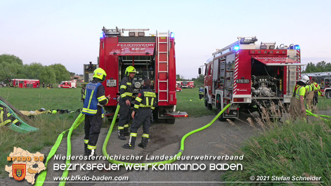20210723 Feuerwehr-Großeinsatz bei Brand einer Halle in Kottingbrunn Foto: © Stefan Schneider 20210723 Feuerwehr-Großeinsatz bei Brand einer Halle in Kottingbrunn Foto: © Stefan Schneider