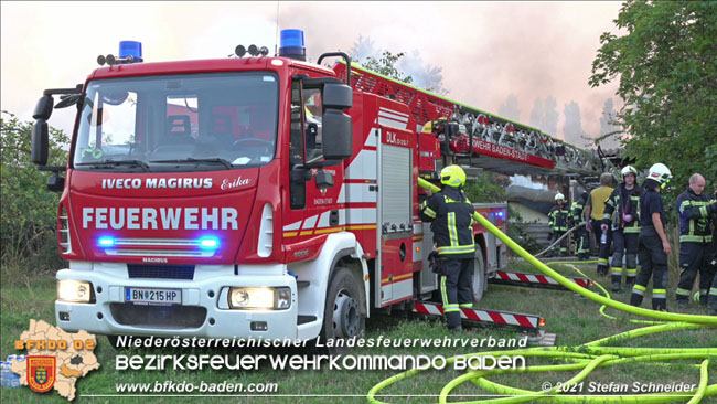 20210723 Feuerwehr-Großeinsatz bei Brand einer Halle in Kottingbrunn Foto: © Stefan Schneider 20210723 Feuerwehr-Großeinsatz bei Brand einer Halle in Kottingbrunn Foto: © Stefan Schneider