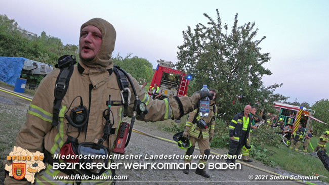 20210723 Feuerwehr-Großeinsatz bei Brand einer Halle in Kottingbrunn Foto: © Stefan Schneider 20210723 Feuerwehr-Großeinsatz bei Brand einer Halle in Kottingbrunn Foto: © Stefan Schneider