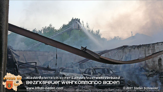 20210723 Feuerwehr-Großeinsatz bei Brand einer Halle in Kottingbrunn Foto: © Stefan Schneider 20210723 Feuerwehr-Großeinsatz bei Brand einer Halle in Kottingbrunn Foto: © Stefan Schneider