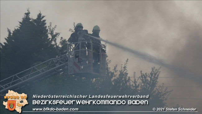 20210723 Feuerwehr-Großeinsatz bei Brand einer Halle in Kottingbrunn Foto: © Stefan Schneider 20210723 Feuerwehr-Großeinsatz bei Brand einer Halle in Kottingbrunn Foto: © Stefan Schneider