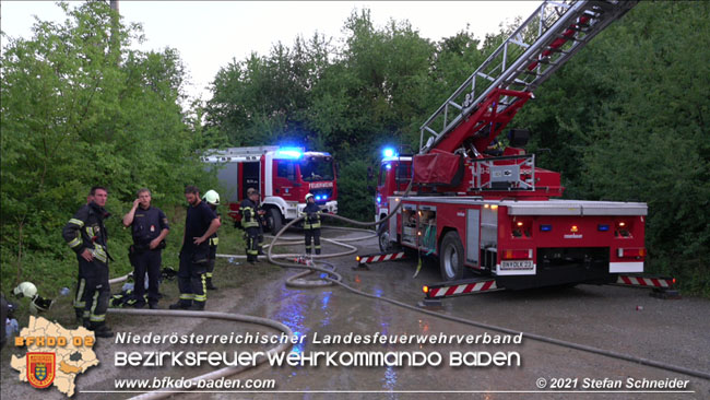 20210723 Feuerwehr-Großeinsatz bei Brand einer Halle in Kottingbrunn Foto: © Stefan Schneider 20210723 Feuerwehr-Großeinsatz bei Brand einer Halle in Kottingbrunn Foto: © Stefan Schneider