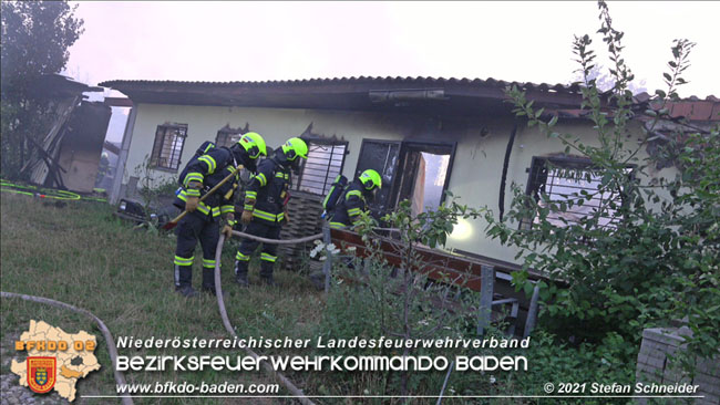 20210723 Feuerwehr-Großeinsatz bei Brand einer Halle in Kottingbrunn Foto: © Stefan Schneider 20210723 Feuerwehr-Großeinsatz bei Brand einer Halle in Kottingbrunn Foto: © Stefan Schneider