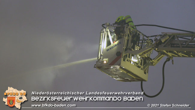 20210723 Feuerwehr-Großeinsatz bei Brand einer Halle in Kottingbrunn Foto: © Stefan Schneider 20210723 Feuerwehr-Großeinsatz bei Brand einer Halle in Kottingbrunn Foto: © Stefan Schneider