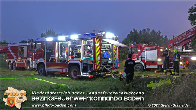 20210723 Feuerwehr-Großeinsatz bei Brand einer Halle in Kottingbrunn Foto: © Stefan Schneider 20210723 Feuerwehr-Großeinsatz bei Brand einer Halle in Kottingbrunn Foto: © Stefan Schneider
