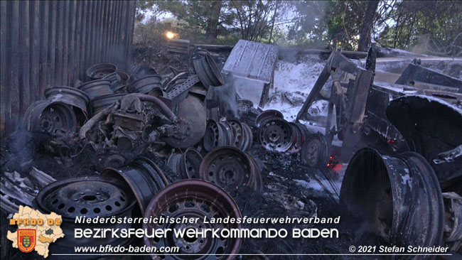 20210723 Feuerwehr-Großeinsatz bei Brand einer Halle in Kottingbrunn Foto: © Stefan Schneider 20210723 Feuerwehr-Großeinsatz bei Brand einer Halle in Kottingbrunn Foto: © Stefan Schneider