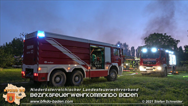 20210723 Feuerwehr-Großeinsatz bei Brand einer Halle in Kottingbrunn Foto: © Stefan Schneider 20210723 Feuerwehr-Großeinsatz bei Brand einer Halle in Kottingbrunn Foto: © Stefan Schneider