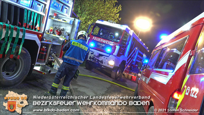 20210723 Feuerwehr-Großeinsatz bei Brand einer Halle in Kottingbrunn Foto: © Stefan Schneider 20210723 Feuerwehr-Großeinsatz bei Brand einer Halle in Kottingbrunn Foto: © Stefan Schneider