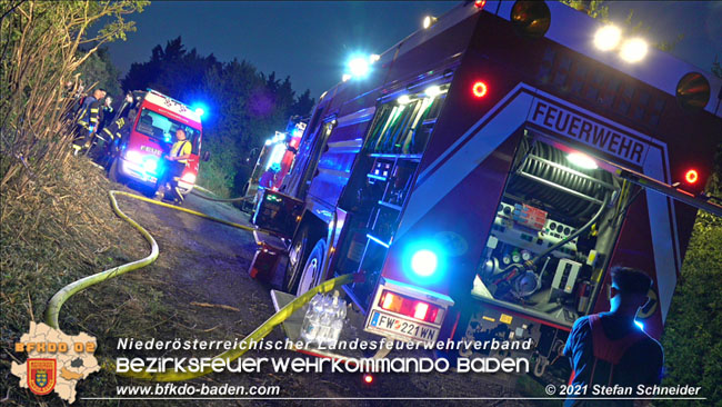 20210723 Feuerwehr-Großeinsatz bei Brand einer Halle in Kottingbrunn Foto: © Stefan Schneider 20210723 Feuerwehr-Großeinsatz bei Brand einer Halle in Kottingbrunn Foto: © Stefan Schneider