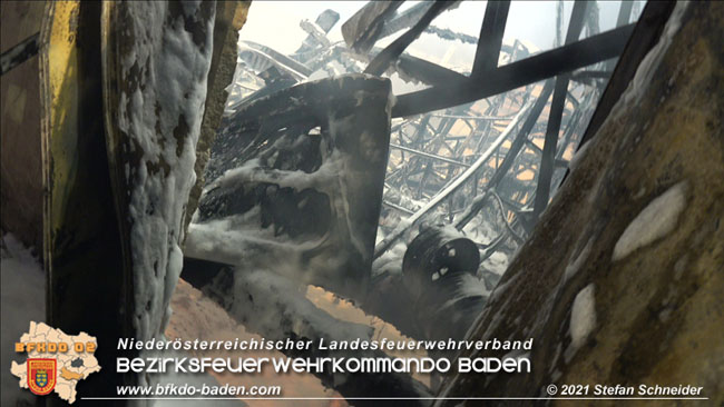 20210723 Feuerwehr-Großeinsatz bei Brand einer Halle in Kottingbrunn Foto: © Stefan Schneider 20210723 Feuerwehr-Großeinsatz bei Brand einer Halle in Kottingbrunn Foto: © Stefan Schneider