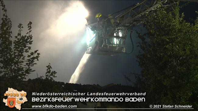 20210723 Feuerwehr-Großeinsatz bei Brand einer Halle in Kottingbrunn Foto: © Stefan Schneider 20210723 Feuerwehr-Großeinsatz bei Brand einer Halle in Kottingbrunn Foto: © Stefan Schneider