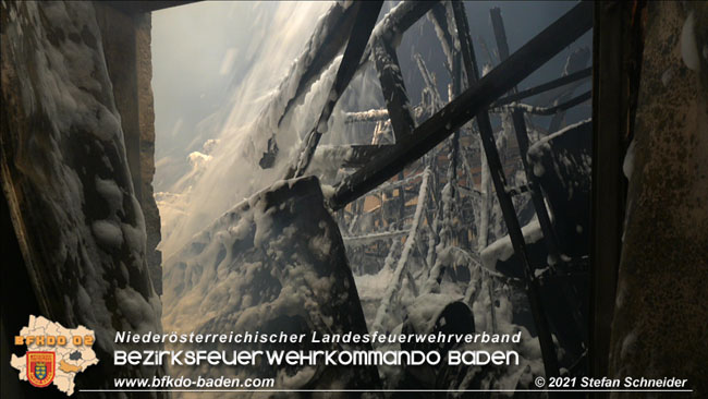 20210723 Feuerwehr-Großeinsatz bei Brand einer Halle in Kottingbrunn Foto: © Stefan Schneider 20210723 Feuerwehr-Großeinsatz bei Brand einer Halle in Kottingbrunn Foto: © Stefan Schneider