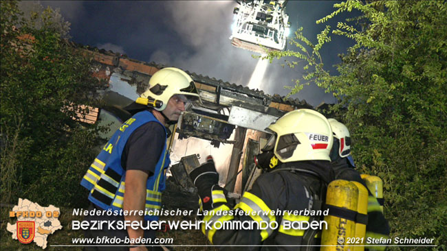 20210723 Feuerwehr-Großeinsatz bei Brand einer Halle in Kottingbrunn Foto: © Stefan Schneider 20210723 Feuerwehr-Großeinsatz bei Brand einer Halle in Kottingbrunn Foto: © Stefan Schneider
