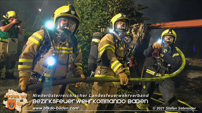 20210723 Feuerwehr-Großeinsatz bei Brand einer Halle in Kottingbrunn Foto: © Stefan Schneider 20210723 Feuerwehr-Großeinsatz bei Brand einer Halle in Kottingbrunn Foto: © Stefan Schneider