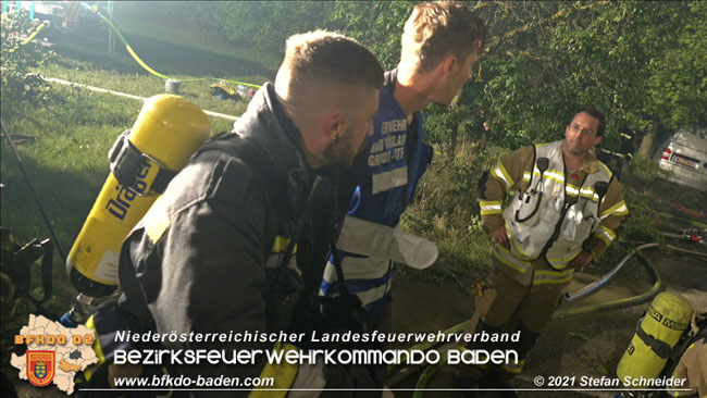 20210723 Feuerwehr-Großeinsatz bei Brand einer Halle in Kottingbrunn Foto: © Stefan Schneider 20210723 Feuerwehr-Großeinsatz bei Brand einer Halle in Kottingbrunn Foto: © Stefan Schneider