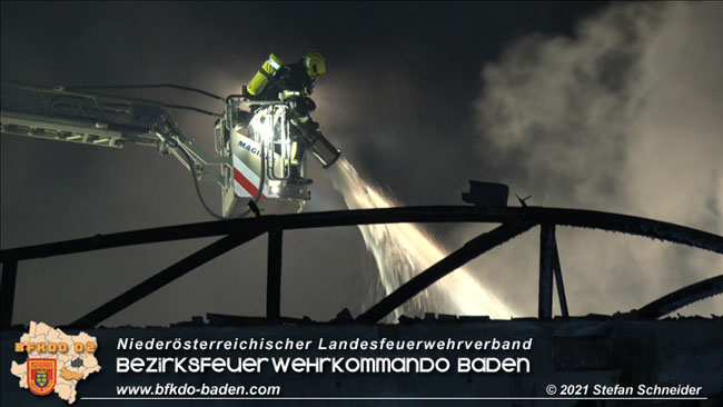 20210723 Feuerwehr-Großeinsatz bei Brand einer Halle in Kottingbrunn Foto: © Stefan Schneider 20210723 Feuerwehr-Großeinsatz bei Brand einer Halle in Kottingbrunn Foto: © Stefan Schneider