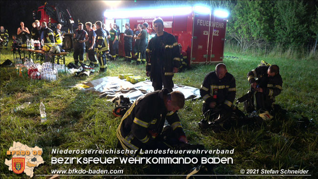 20210723 Feuerwehr-Großeinsatz bei Brand einer Halle in Kottingbrunn Foto: © Stefan Schneider 20210723 Feuerwehr-Großeinsatz bei Brand einer Halle in Kottingbrunn Foto: © Stefan Schneider