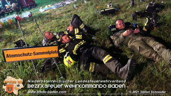 20210723 Feuerwehr-Großeinsatz bei Brand einer Halle in Kottingbrunn Foto: © Stefan Schneider 20210723 Feuerwehr-Großeinsatz bei Brand einer Halle in Kottingbrunn Foto: © Stefan Schneider