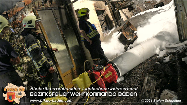 20210723 Feuerwehr-Großeinsatz bei Brand einer Halle in Kottingbrunn Foto: © Stefan Schneider 20210723 Feuerwehr-Großeinsatz bei Brand einer Halle in Kottingbrunn Foto: © Stefan Schneider