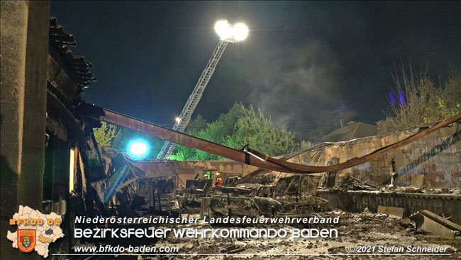 20210723 Feuerwehr-Großeinsatz bei Brand einer Halle in Kottingbrunn Foto: © Stefan Schneider 20210723 Feuerwehr-Großeinsatz bei Brand einer Halle in Kottingbrunn Foto: © Stefan Schneider