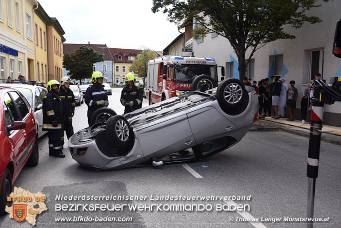 20210829 Fahrzeugueberschlag mitten im Ortsgebiet Pottendorf  Foto: © Thomas Lenger Monatsrevue.at