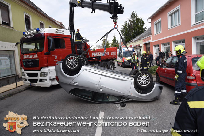 20210829 Fahrzeugueberschlag mitten im Ortsgebiet Pottendorf  Foto: © Thomas Lenger Monatsrevue.at