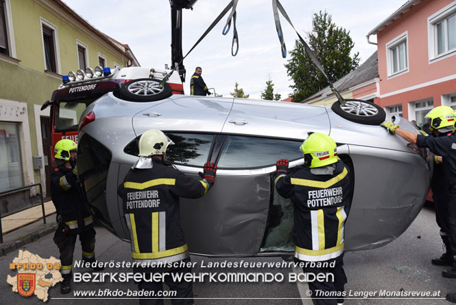 20210829 Fahrzeugueberschlag mitten im Ortsgebiet Pottendorf  Foto: © Thomas Lenger Monatsrevue.at