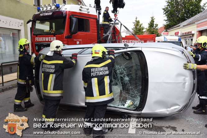 20210829 Fahrzeugueberschlag mitten im Ortsgebiet Pottendorf  Foto: © Thomas Lenger Monatsrevue.at